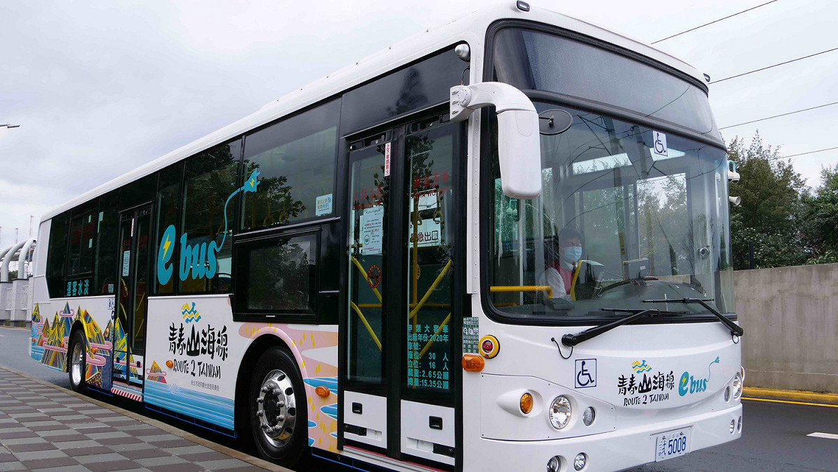 新北市在今年底前將計有20輛電動公車加入青春山海線的綠能運輸行列。  圖：新北市交通局提供