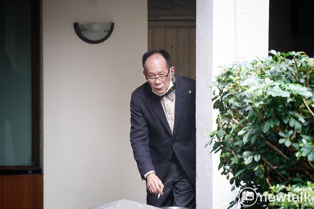 陳超明在立院院區和友人談事抽菸，見媒體拍攝流露驚訝眼神。 圖：張良一/攝