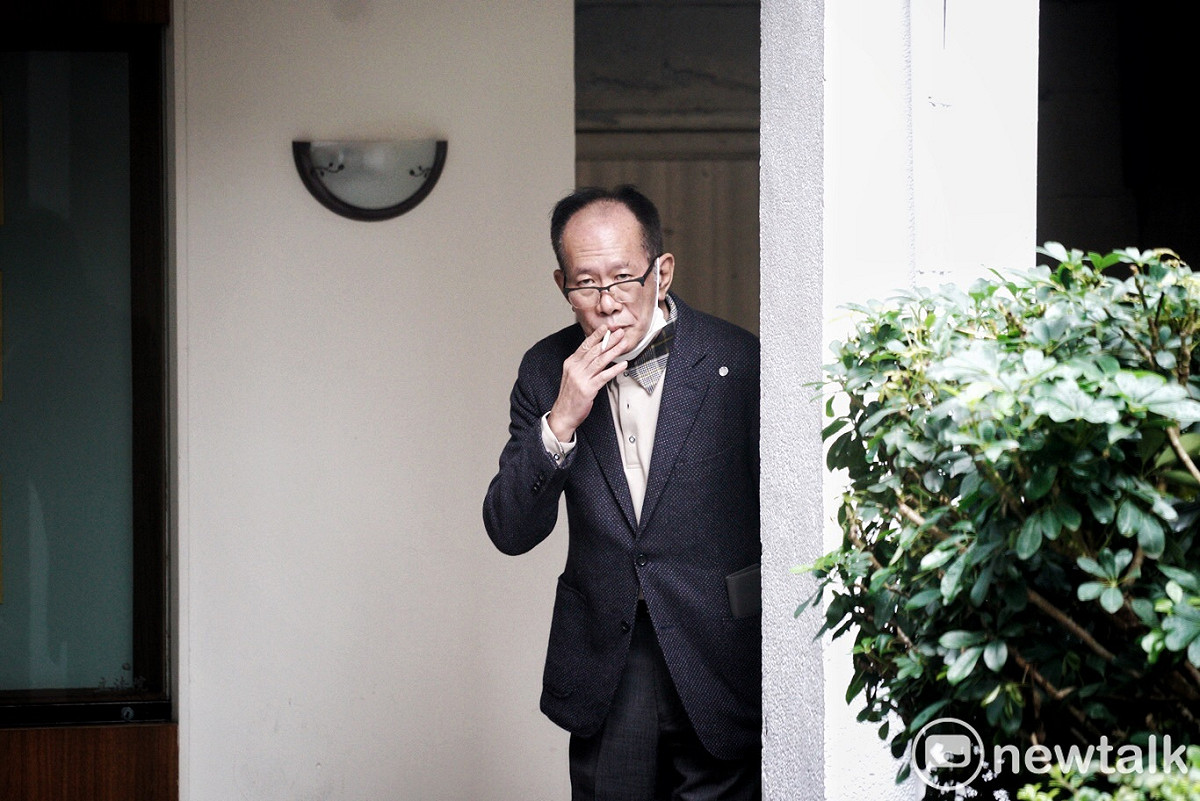 陳超明在立院院區和友人談事抽菸，見媒體拍攝流露驚訝眼神。 圖：張良一/攝