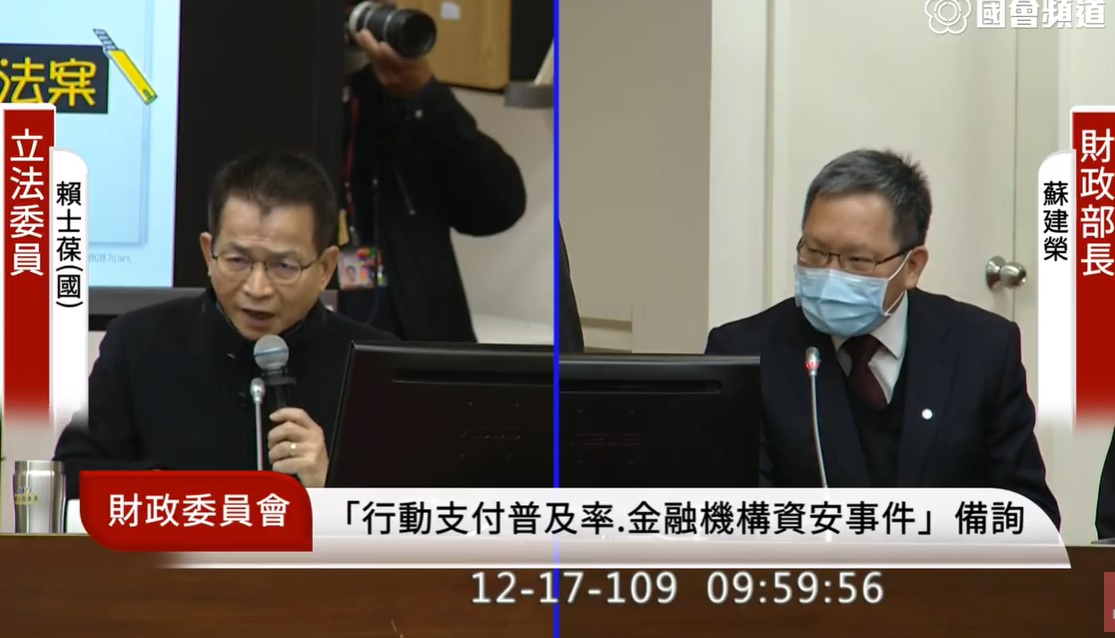 國民黨立委賴士葆於財政委員會質詢財政部長蘇建榮。 圖：擷取自國會頻道