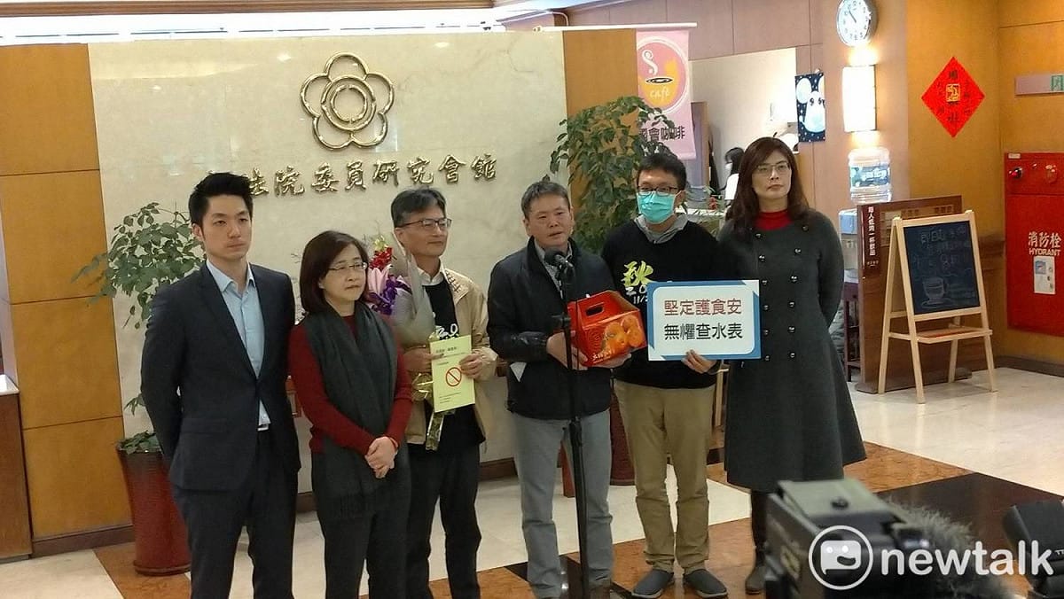 國民黨團獻花、送橘子向蘇偉碩打氣。 圖:陳佩君/攝