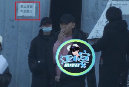 在狗仔拍的角度下，黃子韜疑似不理禁菸區規定，任意抽菸。 圖：翻攝自向上娛樂微博