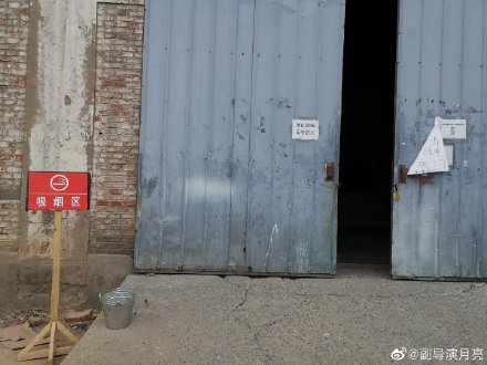 在副導演提供的照片，可看見禁菸區公告與吸菸區離得相當近，證明黃子韜遭到惡意取圖造謠。 圖：翻攝自向上娛樂微博