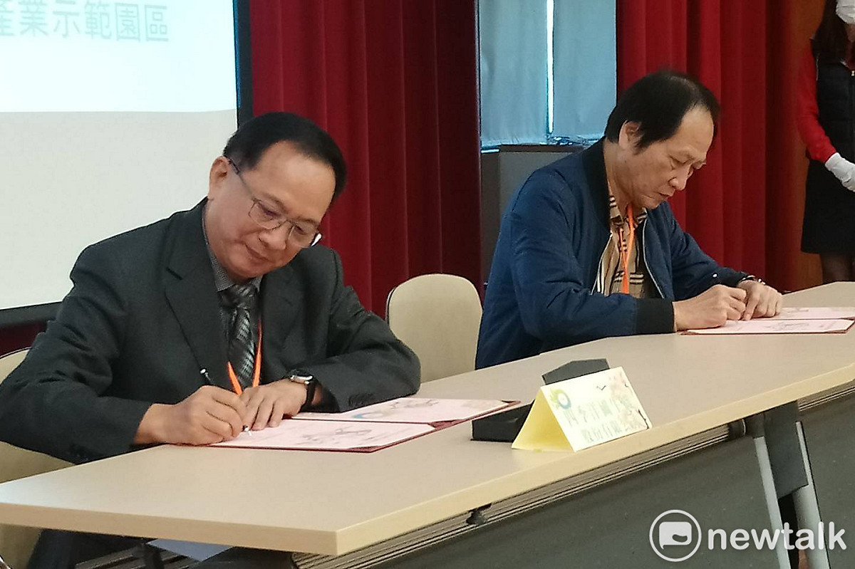 台南市農會與四季洋圃專利科技公司透過建構農業設施及結合專利科技，將打造農業新的生產模式，台南市長黃偉哲今日見證這場簽約儀式。 圖：黃博郎／攝