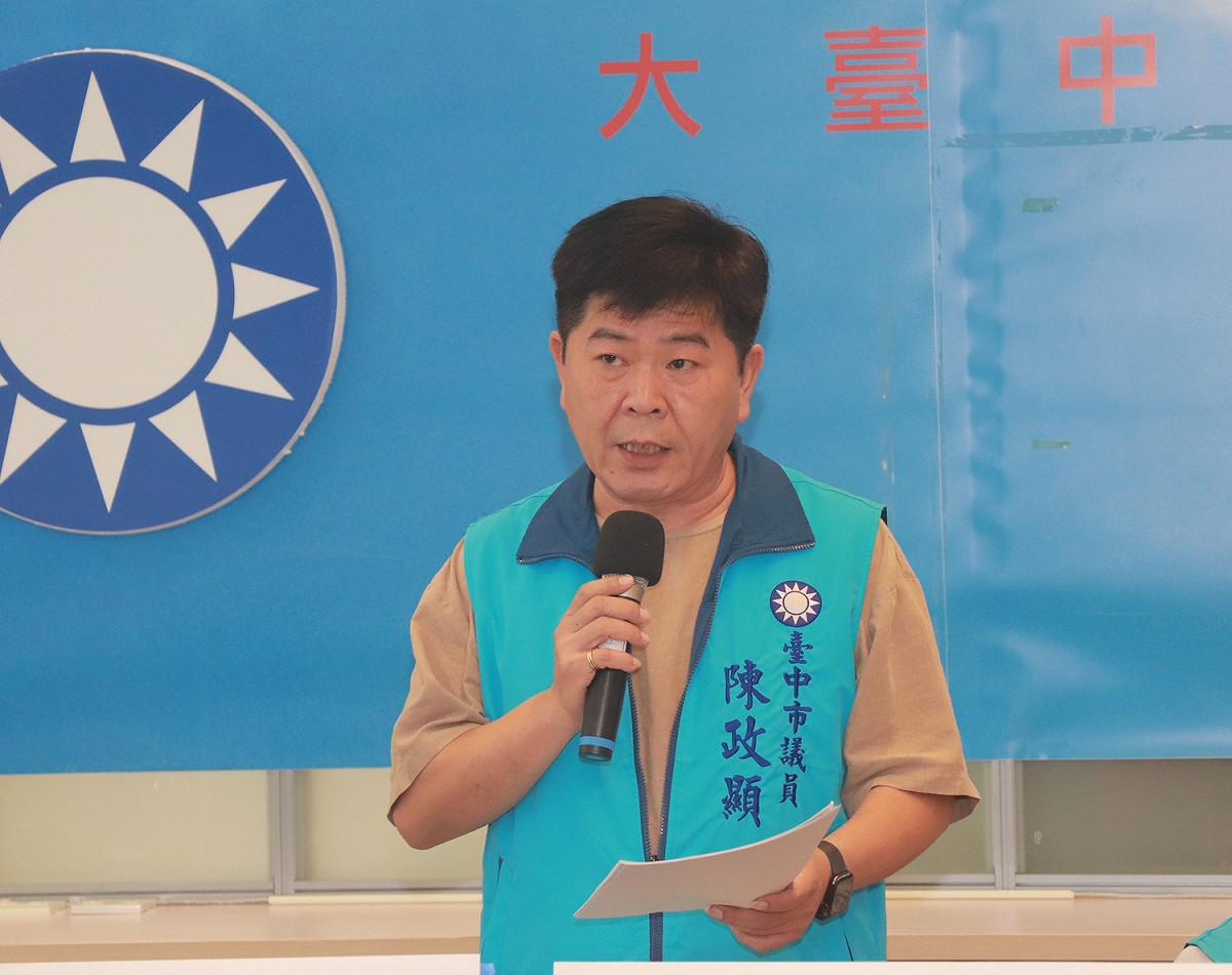 國民黨團書記者陳政顯反擊民進黨才是「舔美棄台」。 國民黨團/提供
