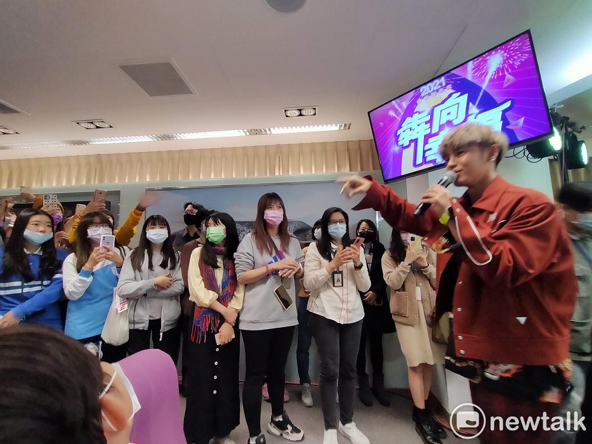 鼓鼓呂思緯直接走下去跟粉絲互動。 圖：唐復年/攝