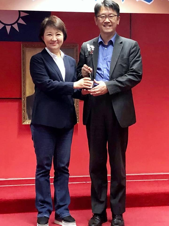 吳威志把辭呈全文發在臉書，並且用了他與盧秀燕的合照。 圖：取自吳威志臉書