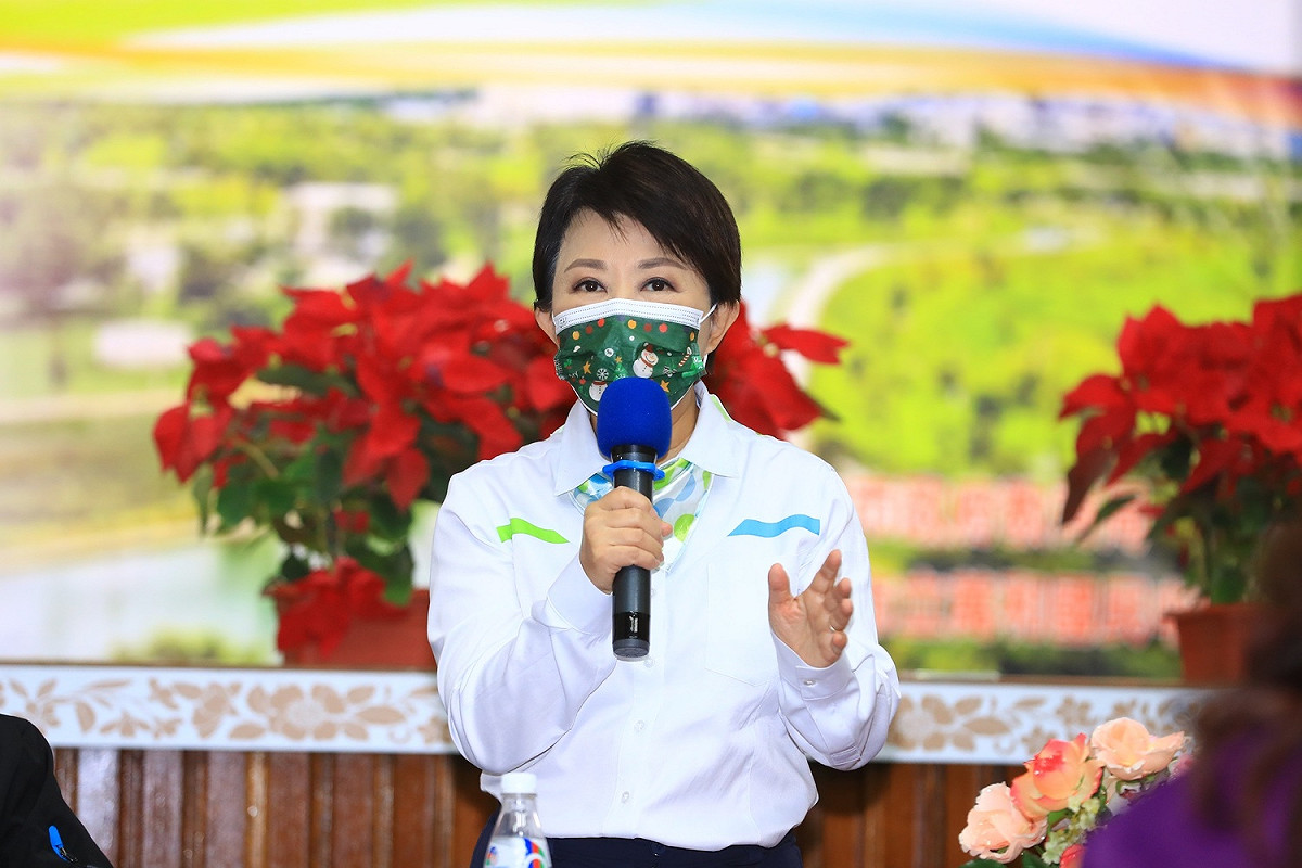 盧秀燕即日起天天都穿中捷制服跑行程，顯然如何讓中捷綠線能安全無慮的通車，會是她心中掛念的事。  圖：台中市政府/提供
