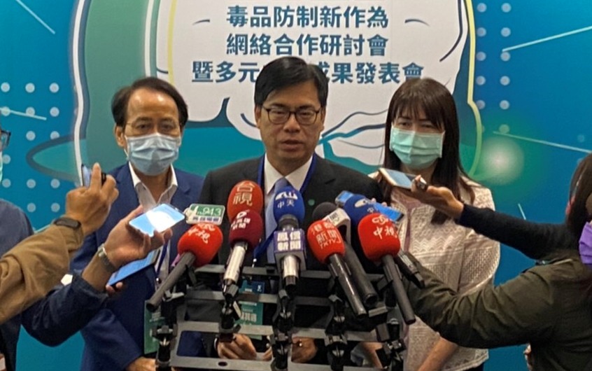 陳其邁(中)出席全國毒防研討會接受媒體聯訪。 圖：高市毒防局/提供