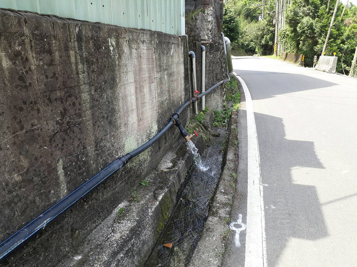 當地居民往年多自行接引山泉水飲用，但取水源頭位於偏遠的溪谷，供水管線維護費用也相當昂貴。 圖：新北市水利局／提供