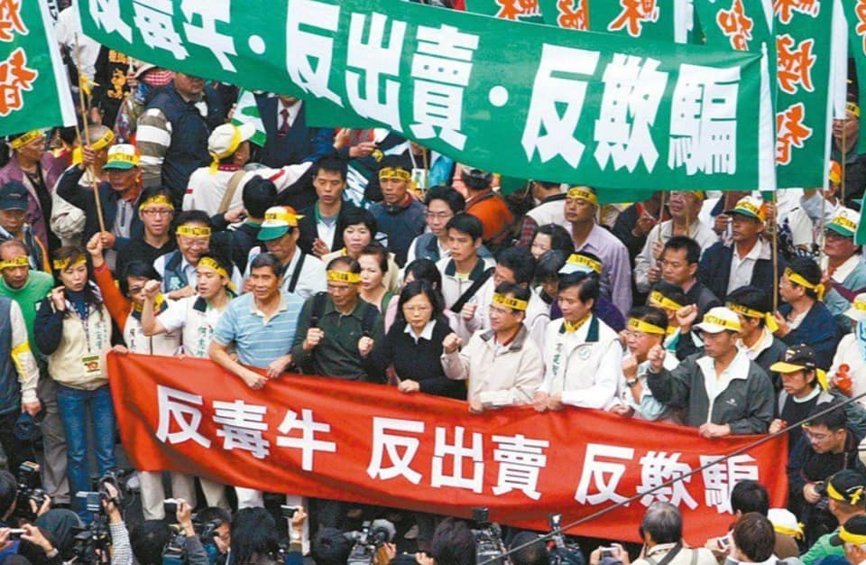 蔡詩萍痛批，曾經因為開放美牛，而被民進黨K到爆的國民黨，怎可能乖乖的，就因為妳蔡英文要開放美豬，我就跟著妳開放呢？在江湖上出來混，總是要還的，不是嗎？ 圖:擷取自臉書(資料照)