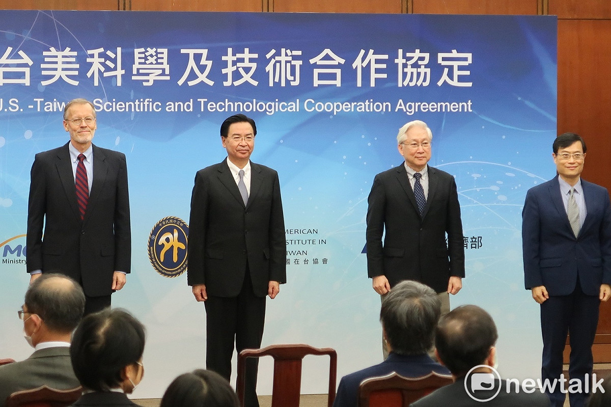 「台美科學及技術合作協定」茶會日前舉行，美國在台協會台北辦事處（AIT/T）處長酈英傑、外交部長吳釗燮、科技部長吳政忠、經濟部政務次長陳正祺等人出席（由左至右） 圖：林朝億/攝
