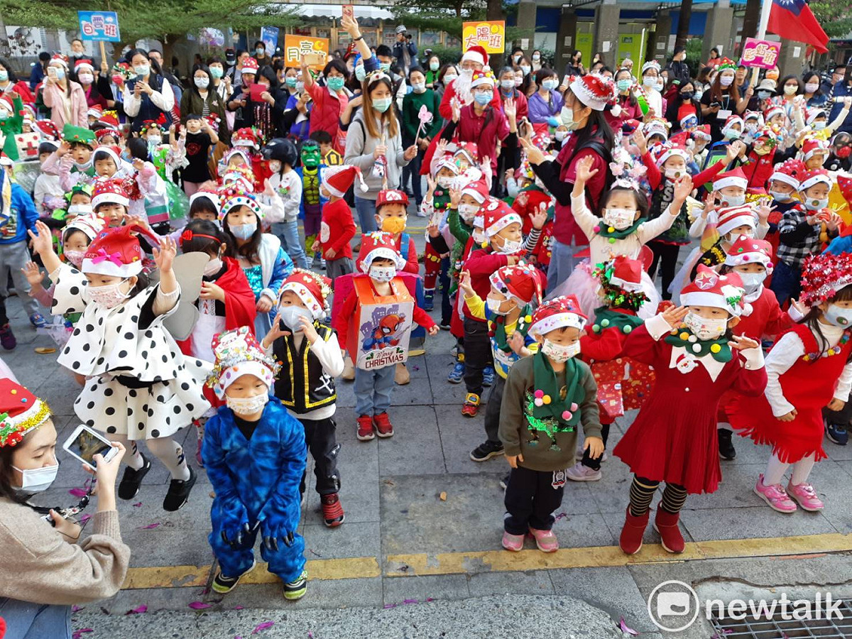 嘉義市大同國小附設幼兒園今天到經國新城踩街報佳音。 圖：蔡坤龍/攝