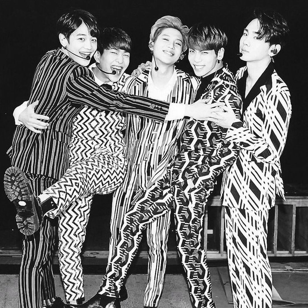 SHINee成員珉豪也以黑白5人照悼念鍾鉉。 圖：翻攝自珉豪 IG（資料照）