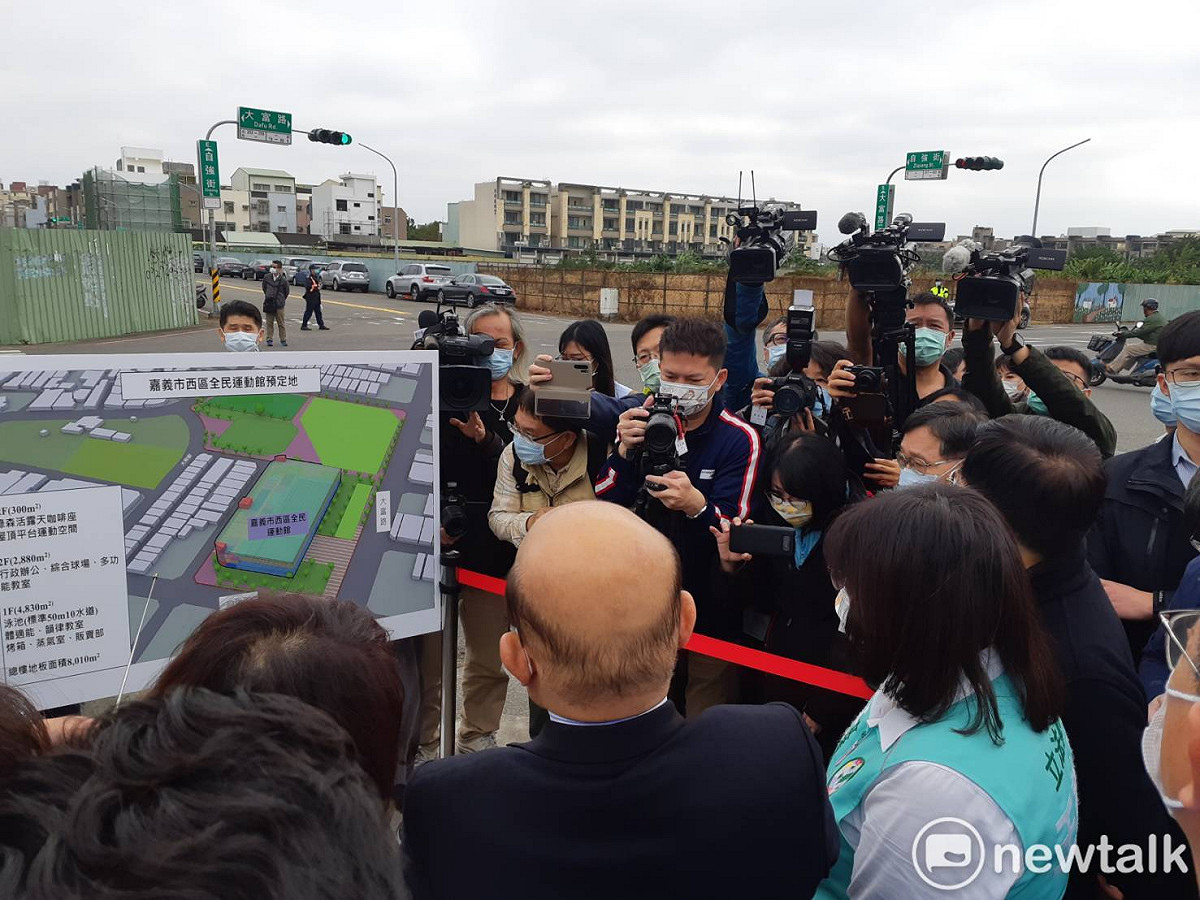 行政院長蘇貞昌聽取簡報，他的「電火球」成亮點，右前方空地為嘉義市西區全民運動館預定地。 圖：蔡坤龍/攝