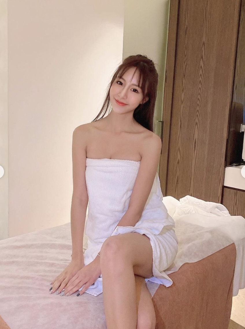 Rita美腿香肩大放送。 圖：翻攝IG／Rita