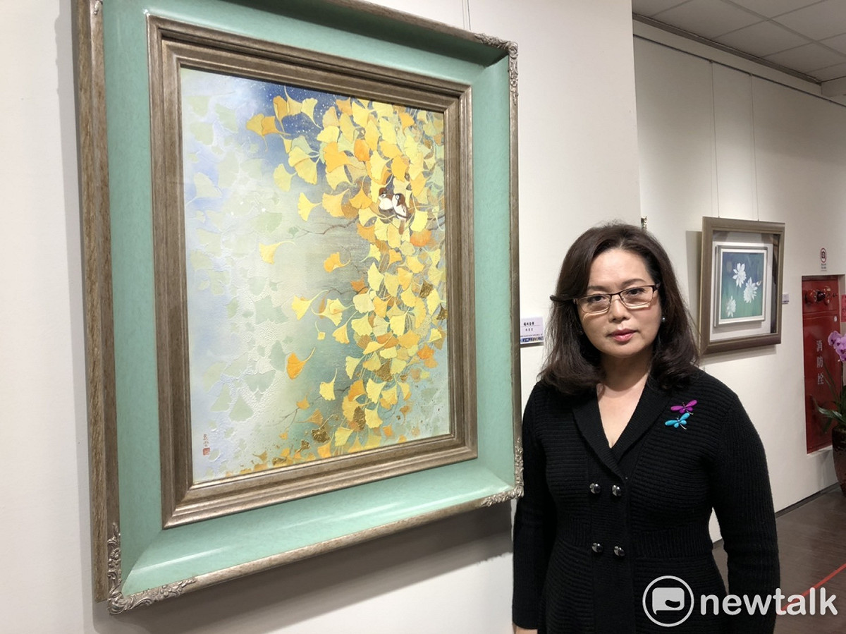 陳麗雲老師和她的作品「遍地金黃」。 圖：黃博郎／攝