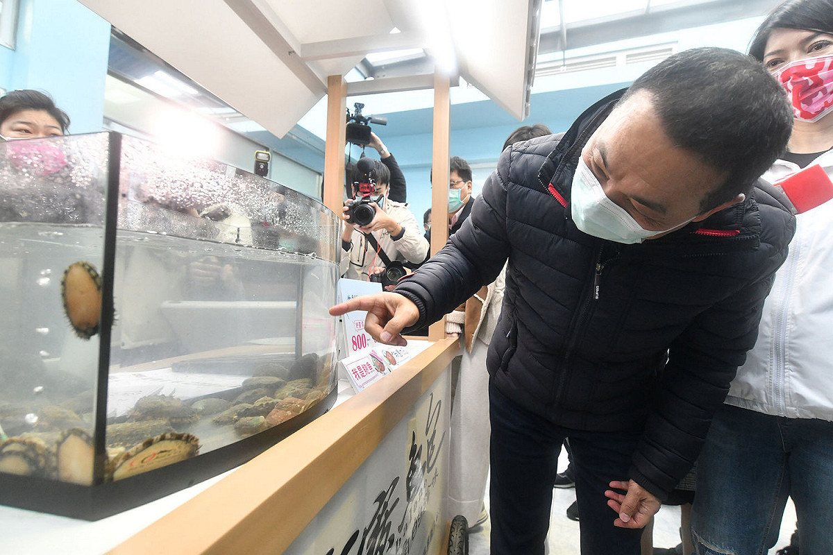 侯友宜推薦貢寮鮑不只鮮甜美味、肉質Ｑ彈，料理方式相當多元，還含有豐富的營養能強身健體。   圖：新北市新聞局提供