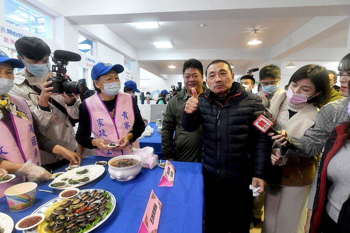 侯友宜市長化身推廣大使，直呼「貢寮鮑尚新鮮，鮑你好吃！」 圖：新北市新聞局提供