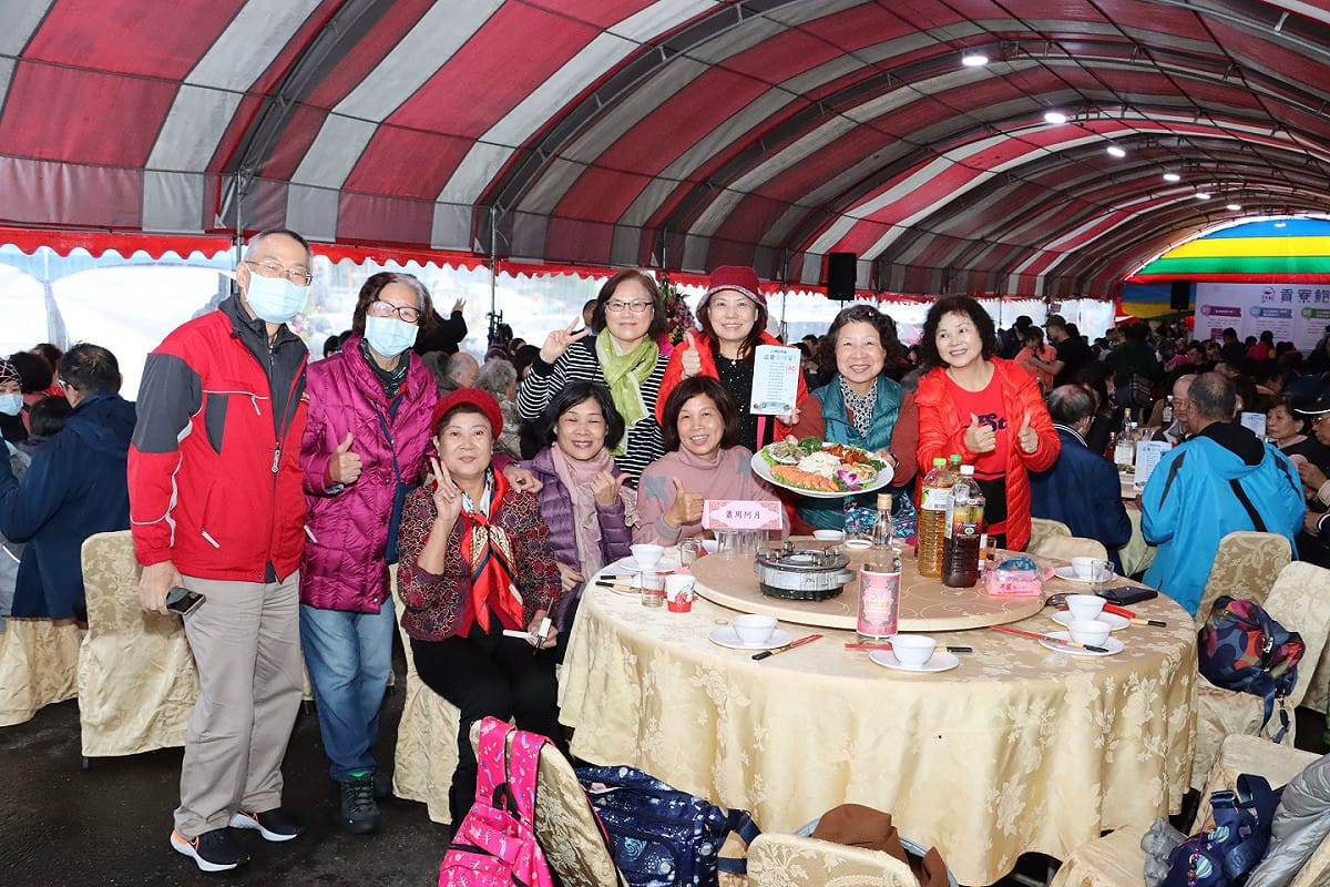 民眾不畏風雨，前往貢寮共享貢寮鮑滋養風味餐。  圖：新北市農業局提供