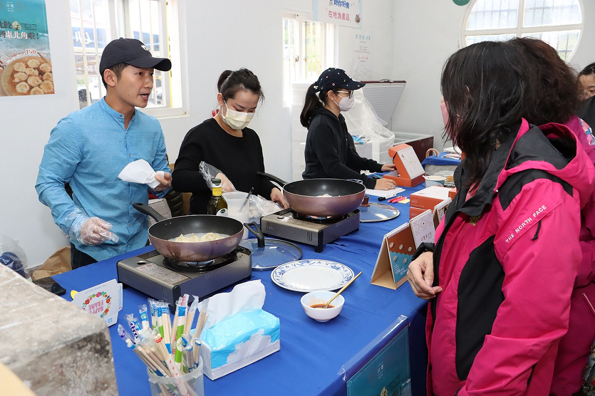 貢寮在地子女、藝人蔡昌憲推廣貢寮鮑。 圖：新北市農業局提供