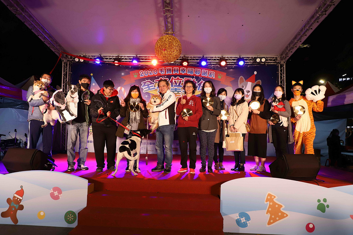副市長吳明機頒獎給校園犬得獎學校，眾人開心合影。  圖：新北市動保處提供
