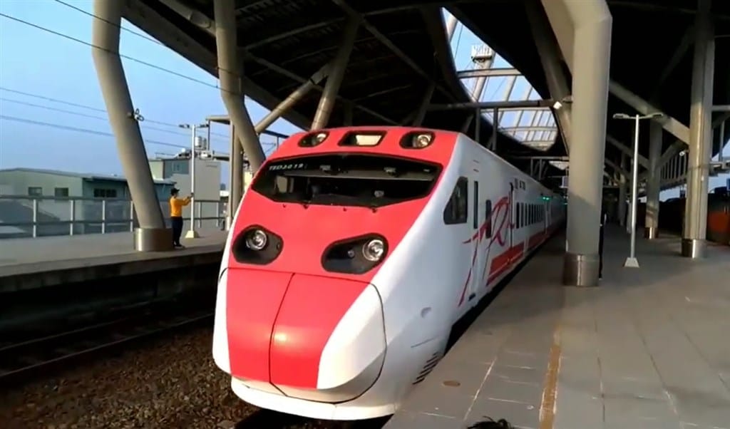 環島鐵路電氣化最後一哩路－南迴鐵路電氣化20日通車，進入全台一日鐵道生活圈新願景，首航列車由屏東站開往台東站。（圖取自facebook.com/TaiwanRailwayAdministration）