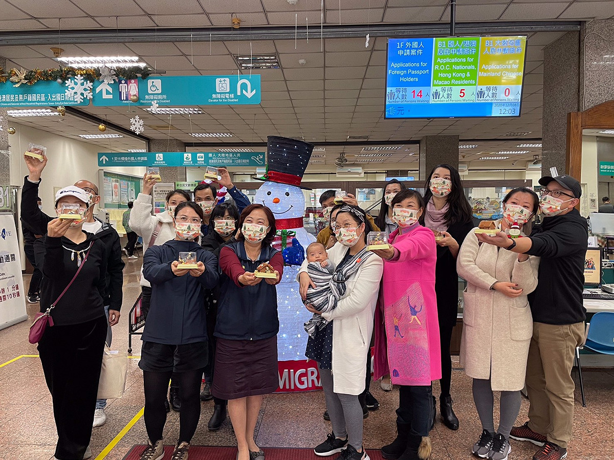 移民署與新住民搭薑餅屋一同提前慶祝耶誕節（前排左三為臺北市服務站主任蘇慧雯） 圖：移民署提供