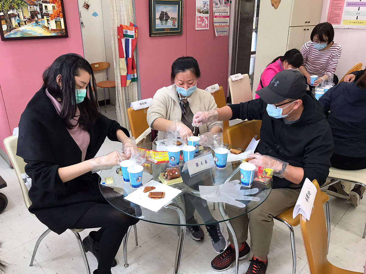 新住民姊妹搭起屬於自己家庭的薑餅小屋。 圖：移民署提供