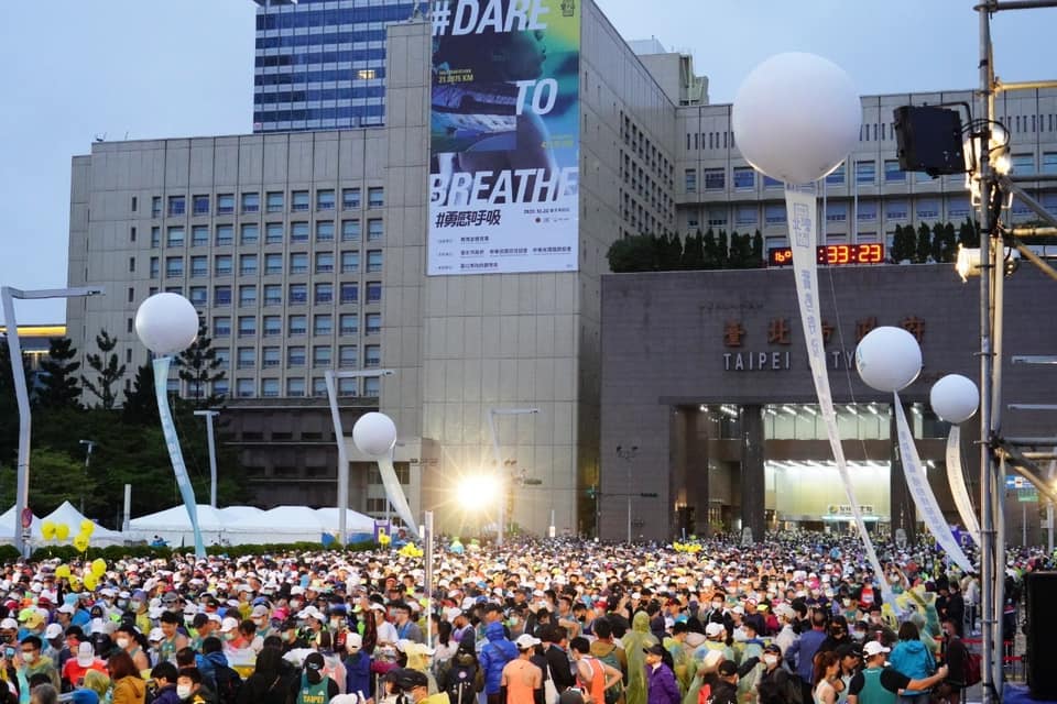 2020年台北馬拉松在今（20）日清晨於市府前開跑。 圖：翻攝自柯文哲臉書