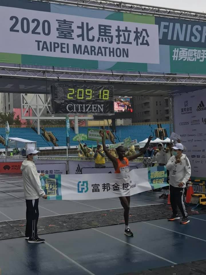 來自肯亞的隆亞干塔(Paul Kipchumba Lonyangata)以2小時9分18秒的成績，拿下破紀錄的獎金100萬，再加上冠軍獎金80萬，共180萬獎金。 圖：翻攝自柯文哲臉書