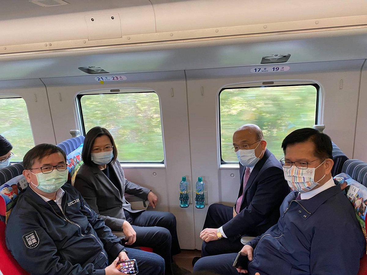 總統蔡英文今（20）天出席屏東火車站「南迴鐵路電氣化通車典禮」。 圖：翻攝自劉櫂豪臉書
