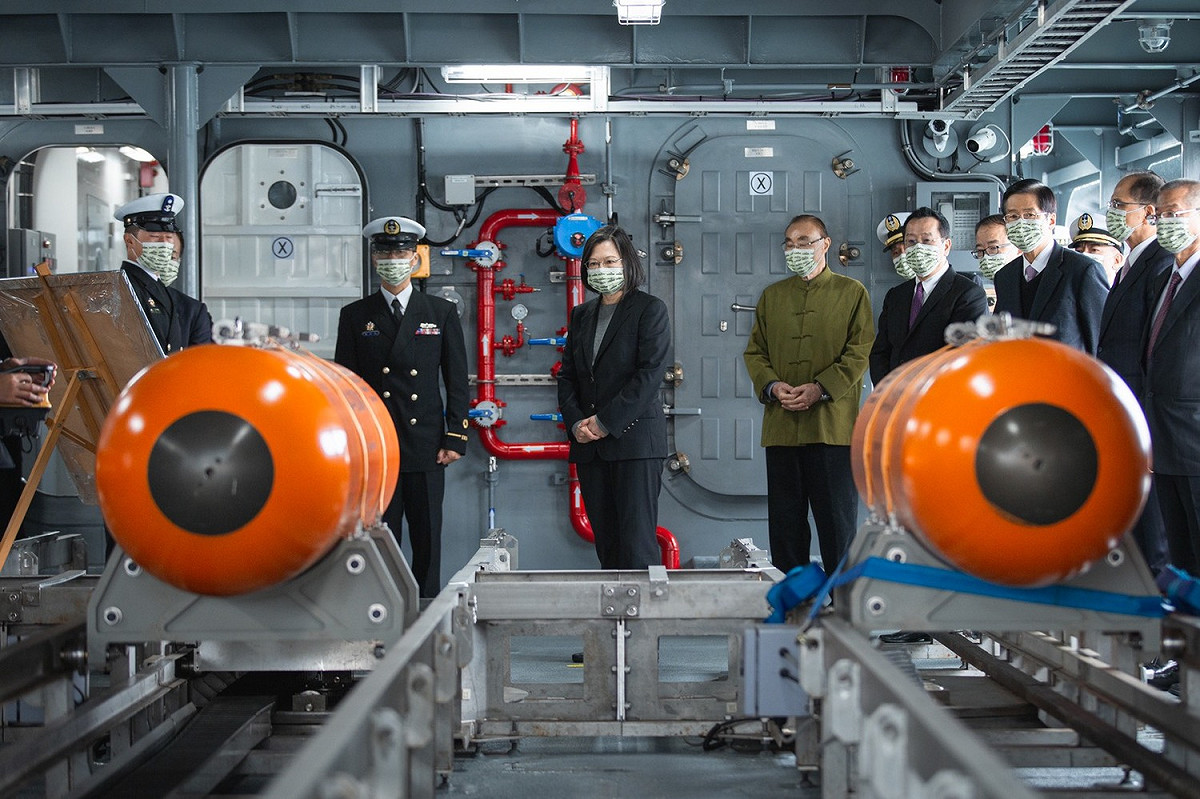 總統蔡英文日前前往宜蘭龍德造船廠，出席「高效能艦艇後續艦首艦命名、下水暨快速布雷艇首艇交艇典禮」。 圖：翻攝自蔡英文臉書（資料照片）