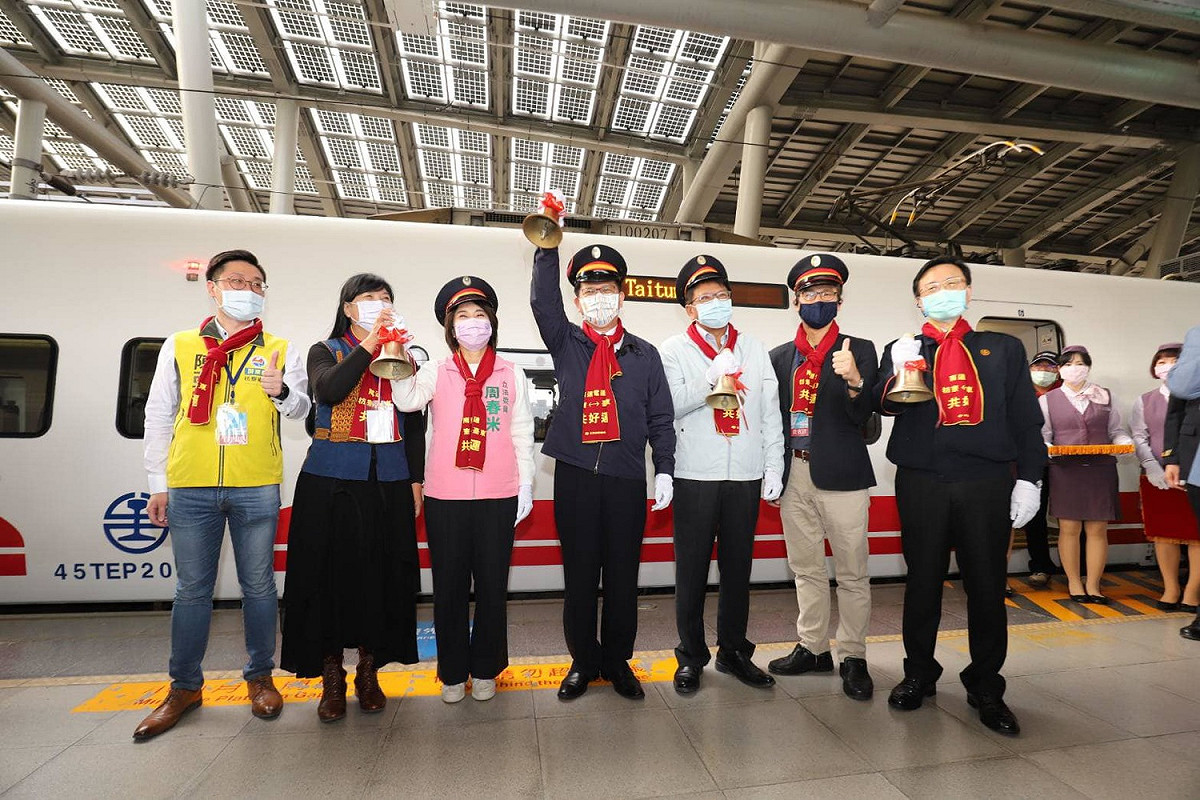 南迴鐵路電氣化最後一哩路屏東枋寮到台東知本今日通車，交通部長林佳龍上午在屏東車站搖鈴啟動首航。 圖：翻攝自林佳龍粉絲專頁