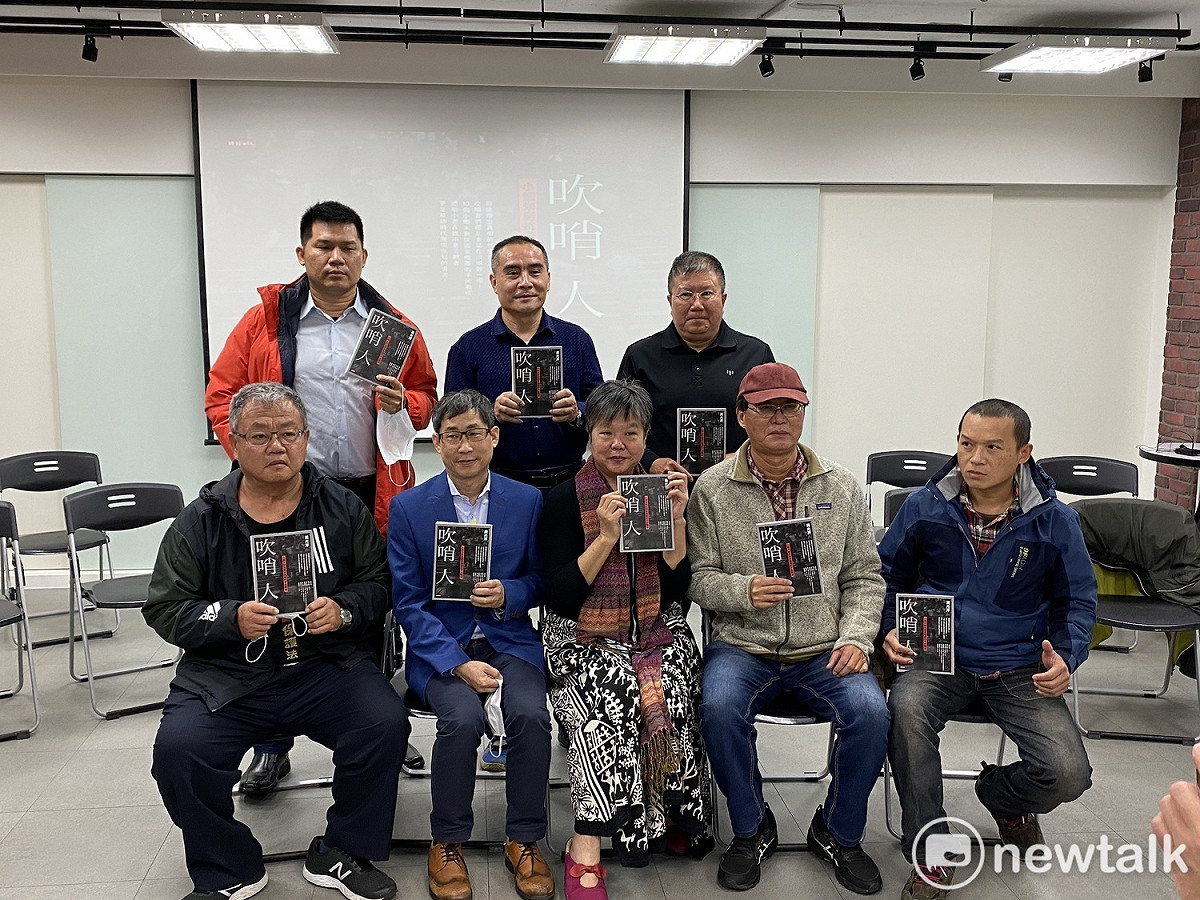 資深媒體人黃光芹與6位吹哨人合影。 圖：周煊惠／攝