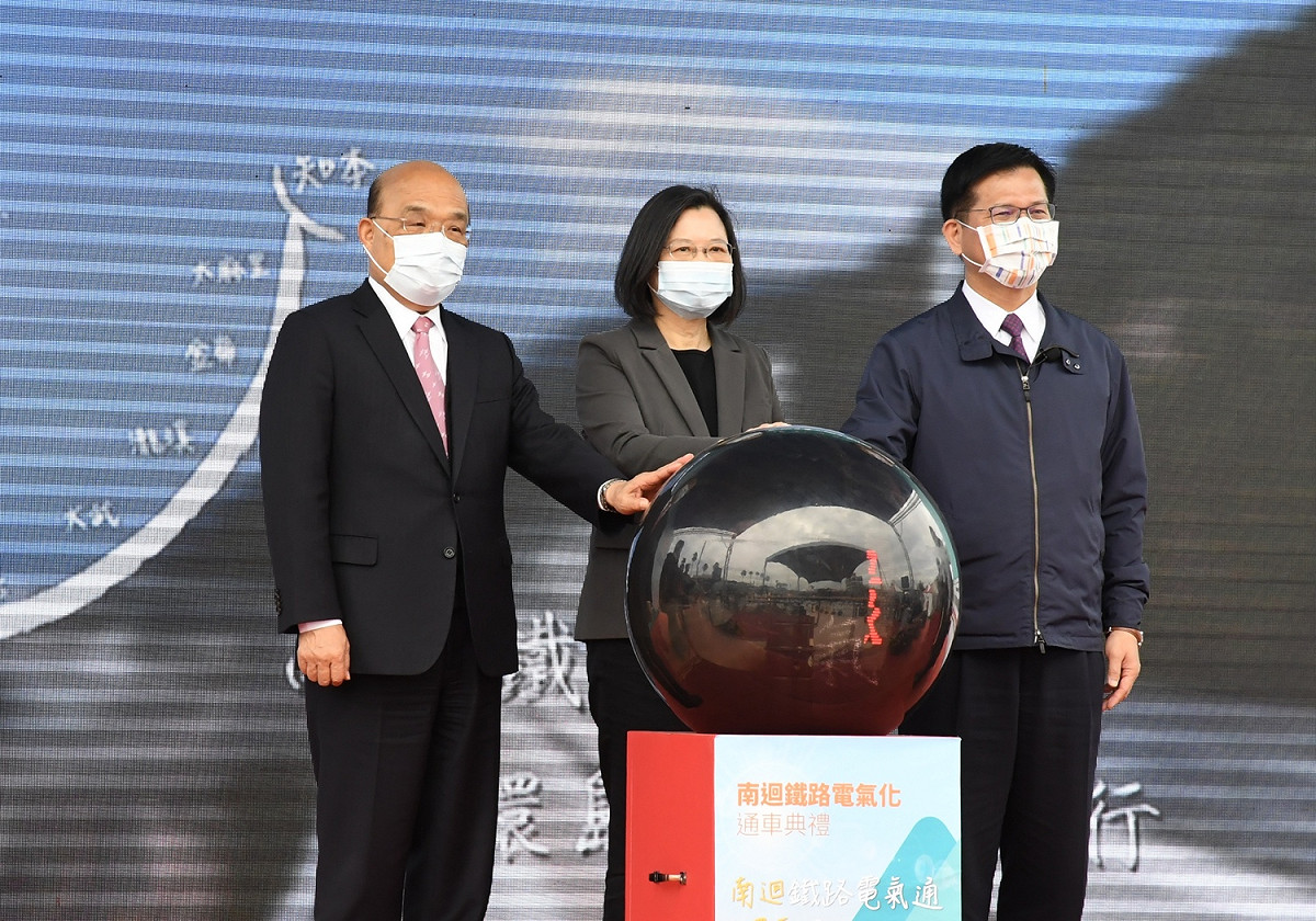 行政院長蘇貞昌今（20）天出席屏東火車站「南迴鐵路電氣化通車典禮」 圖：行政院提供