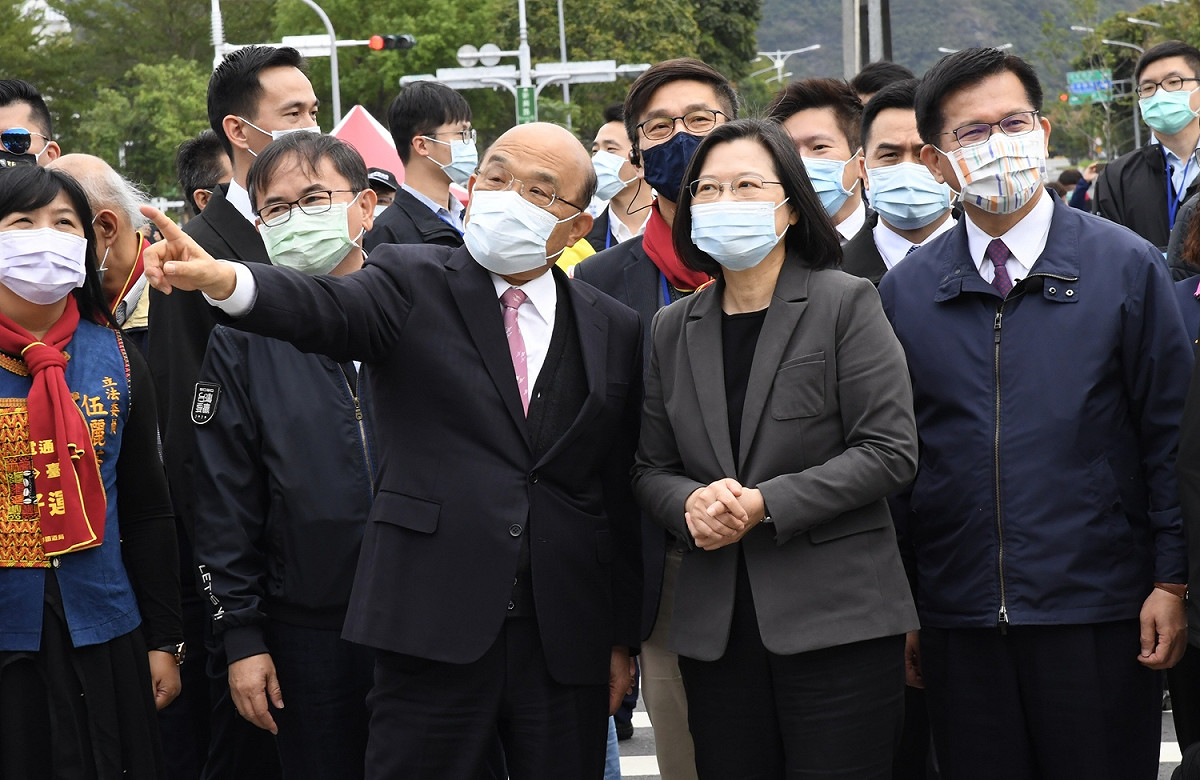 台灣自今年1月開放萊豬進口，消息一出引起廣大爭議，總統蔡英文（右）與行政院長蘇貞昌（左）備受輿論壓力。(資料照片) 圖：行政院／提供