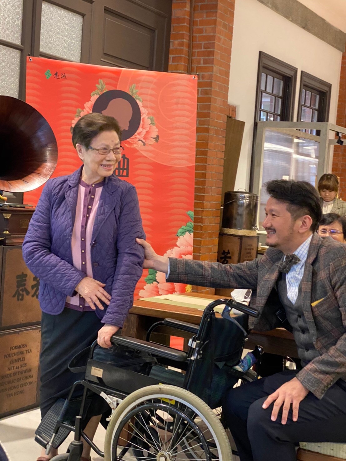 「日日春」的原唱，也是百年前台灣第一代流行女歌手陳金花現身，今現身記者會唱起日日春，讓與會者重回百年前台灣的音樂時光。 圖：遠流出版社/提供