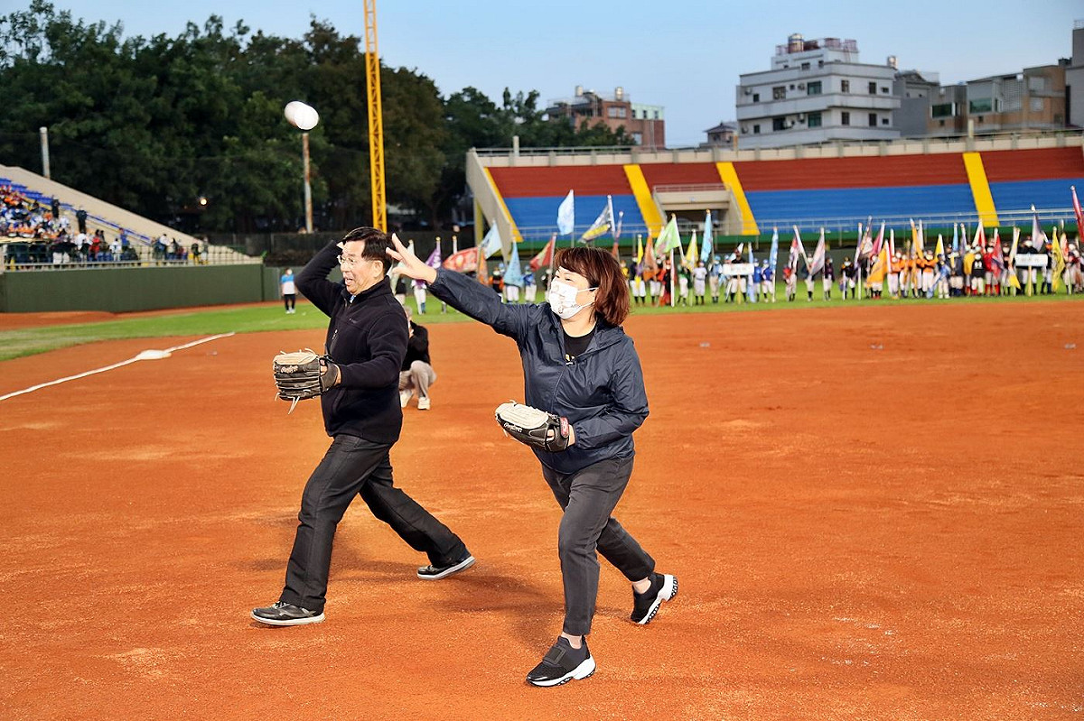 23屆諸羅山盃國際軟式少年棒球邀請賽，開幕戰由嘉義市長黃敏惠與教育部長潘文忠一起開球。 圖：嘉義市政府/提供