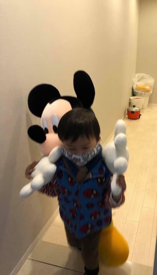 3歲小男童范明守因罹患眼癌，赴日進行手術。 圖：翻攝自謝長廷臉書