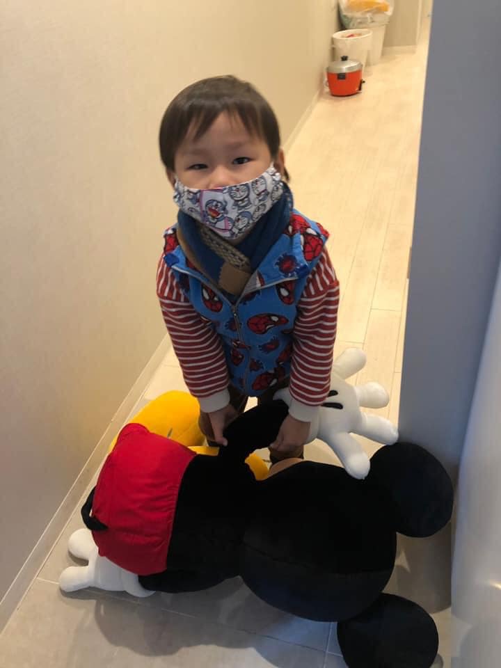 東京迪士尼透過駐日代表處轉送米老鼠大玩偶給范明守小朋友 圖：翻攝自謝長廷臉書