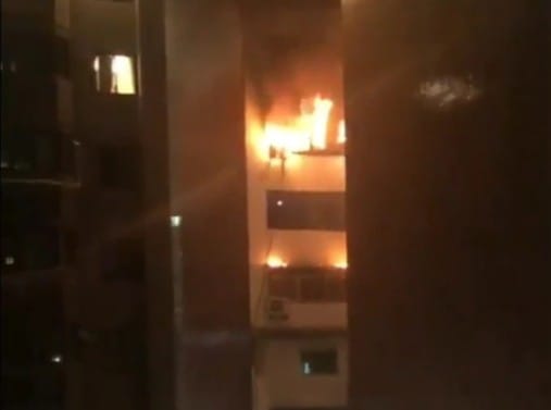台北市國父紀念館旁一棟住宅大樓20日晚上9點多發生2死火警。 圖：翻攝信義二三事