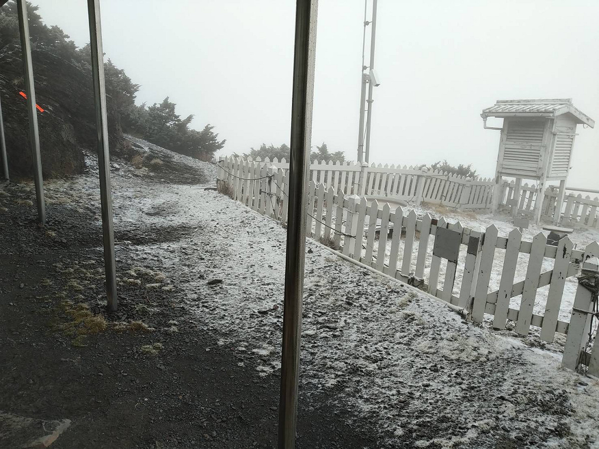 玉山於今晨8：20降雪，是今年入冬來的初雪。 圖：中央氣象局／提供