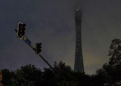 中國廣東省自今日凌晨起多地爆出大停電，許多網友紛紛在微博上分享災況。 圖：翻攝自微博