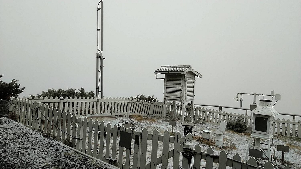 玉山今天上午迎來入冬初雪，氣象局表示，在周四前都有機會降雪。 圖：中央氣象局／提供