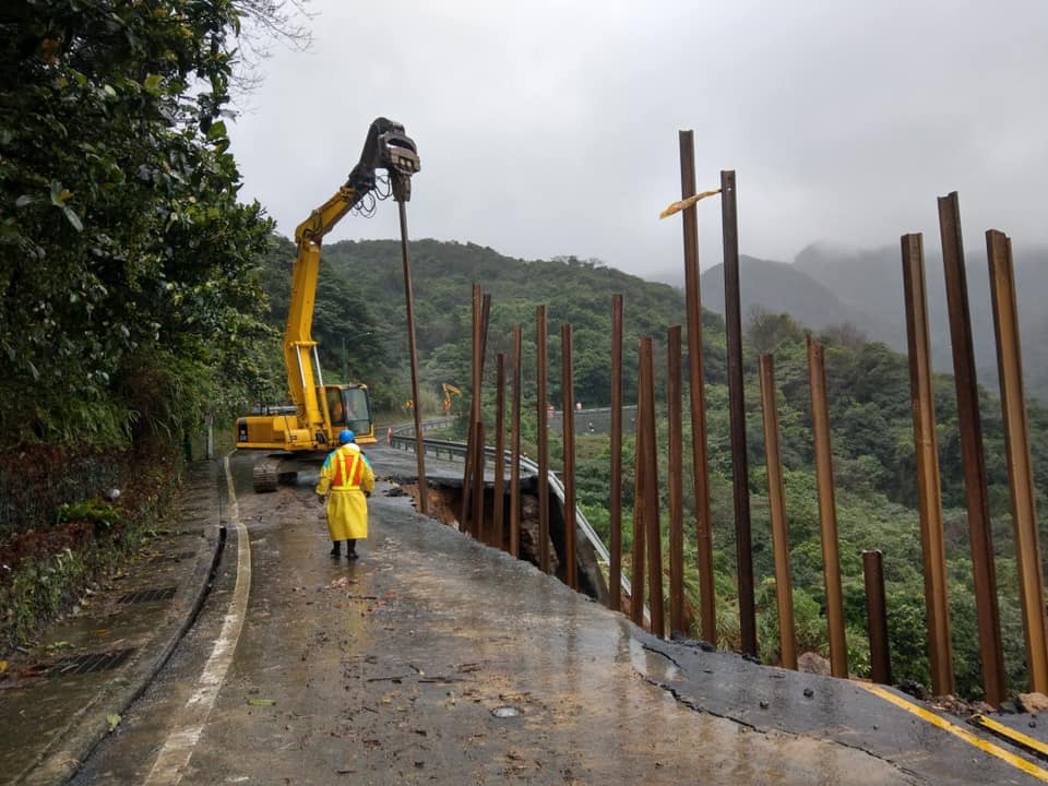 金陽公路昨日發生坍方，目前雙向交通仍中斷。 圖：取自新北市金山區公所臉書