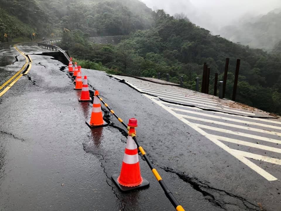 陽金公路昨日發生坍方，路基陷落60公尺。 圖：取自新北市金山區公所臉書
