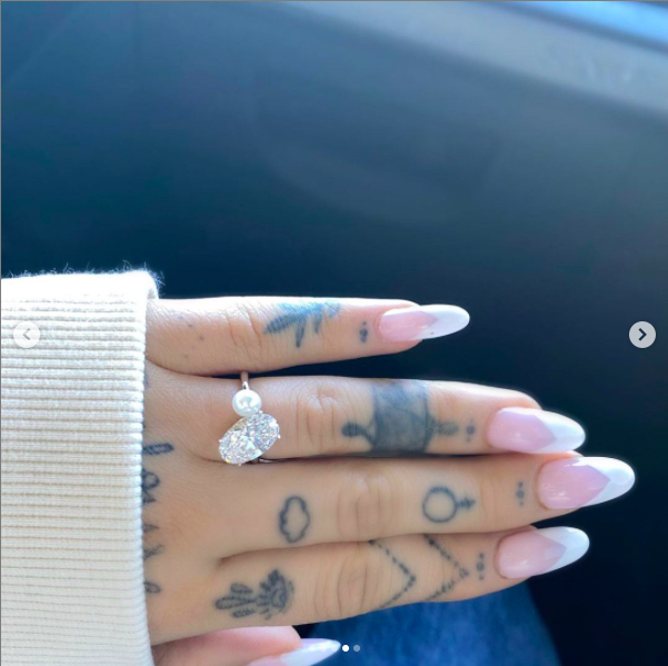 亞莉安娜秀出超大顆鑽石婚戒。 圖：取自Ariana Grande IG