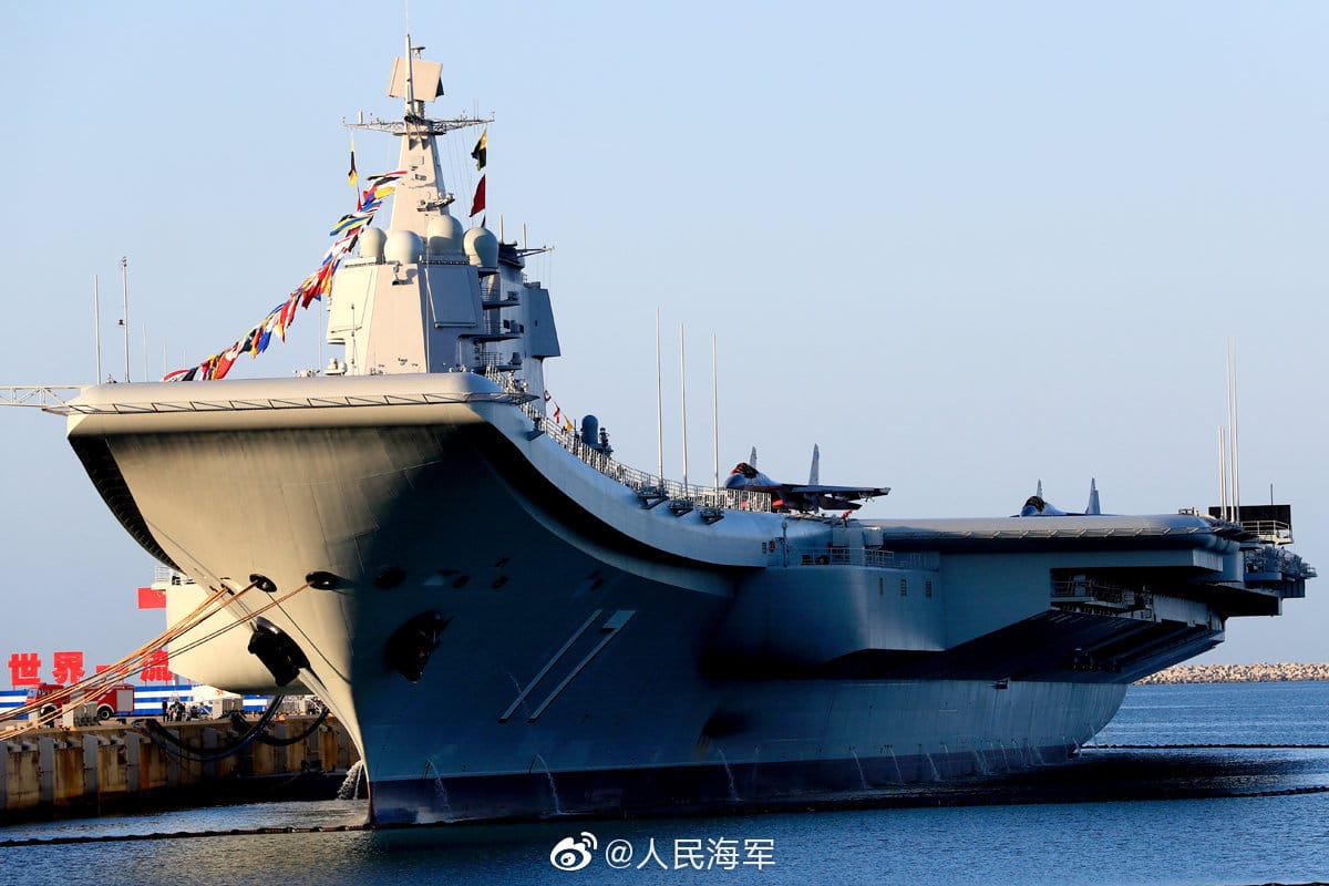 中共「山東號」航空母艦（CV-17）及4艘所屬護衛兵力20日航經台灣海峽。 圖：翻攝自人民海軍微博