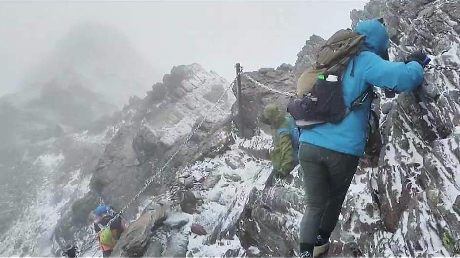 玉山今晨持續降雪中，特別提醒要謹慎腳下勿強攻。 圖：玉管處／提供